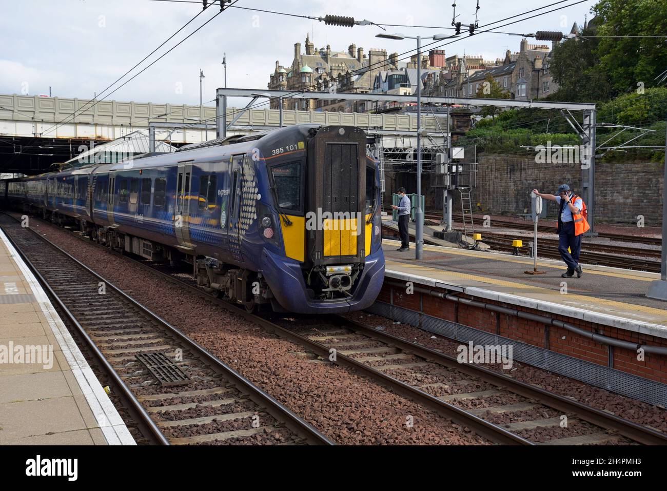 Un treno elettrico a più unità ScotRail Class 385 in attesa al binario della stazione ferroviaria di Edinburgh Waverley, Scozia, Regno Unito. Settembre 2021 Foto Stock