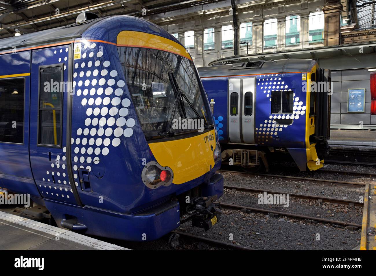 Treni multipli diesel Scottrail Class 158 e 170 in attesa al binario presso la stazione ferroviaria di Edinburgh Waverley, Scozia, settembre 2021 Foto Stock