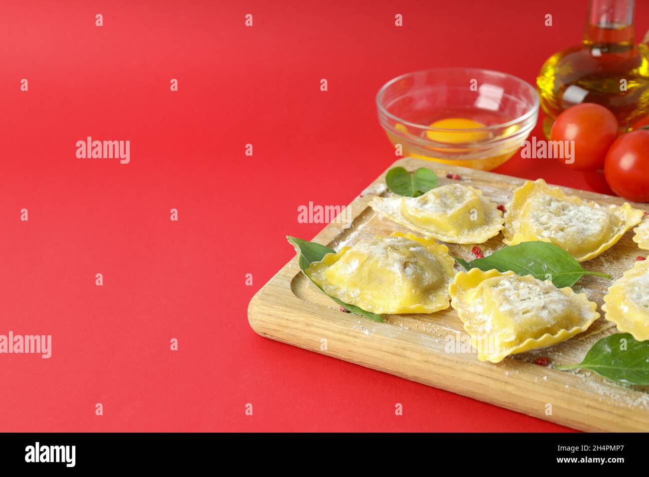 Concetto di cottura dei ravioli su sfondo rosso Foto Stock