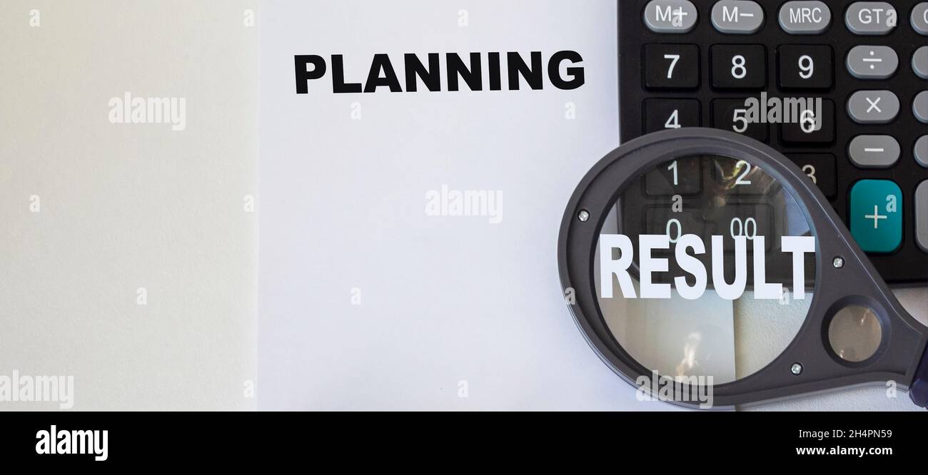 Pianificazione immobiliare - parole di concetto di business su un pezzo di carta e risultato Foto Stock
