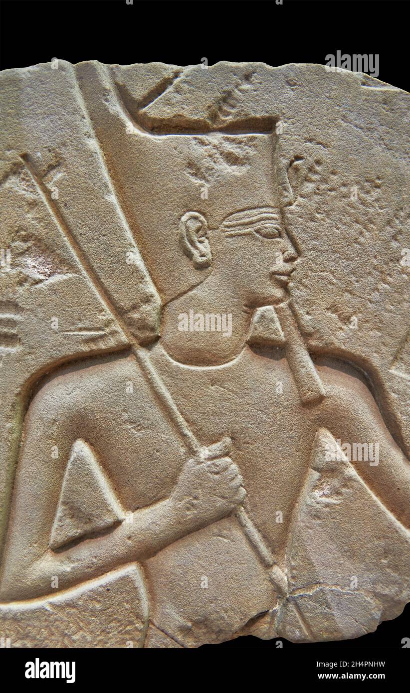 Antico tempio egiziano sollievo blocco di un re, 1279-1213 AC, East Temple Karnak. Museo del Louvre B27 o N134 F. Dettagli: Re che indossa una corona rossa, falli Foto Stock