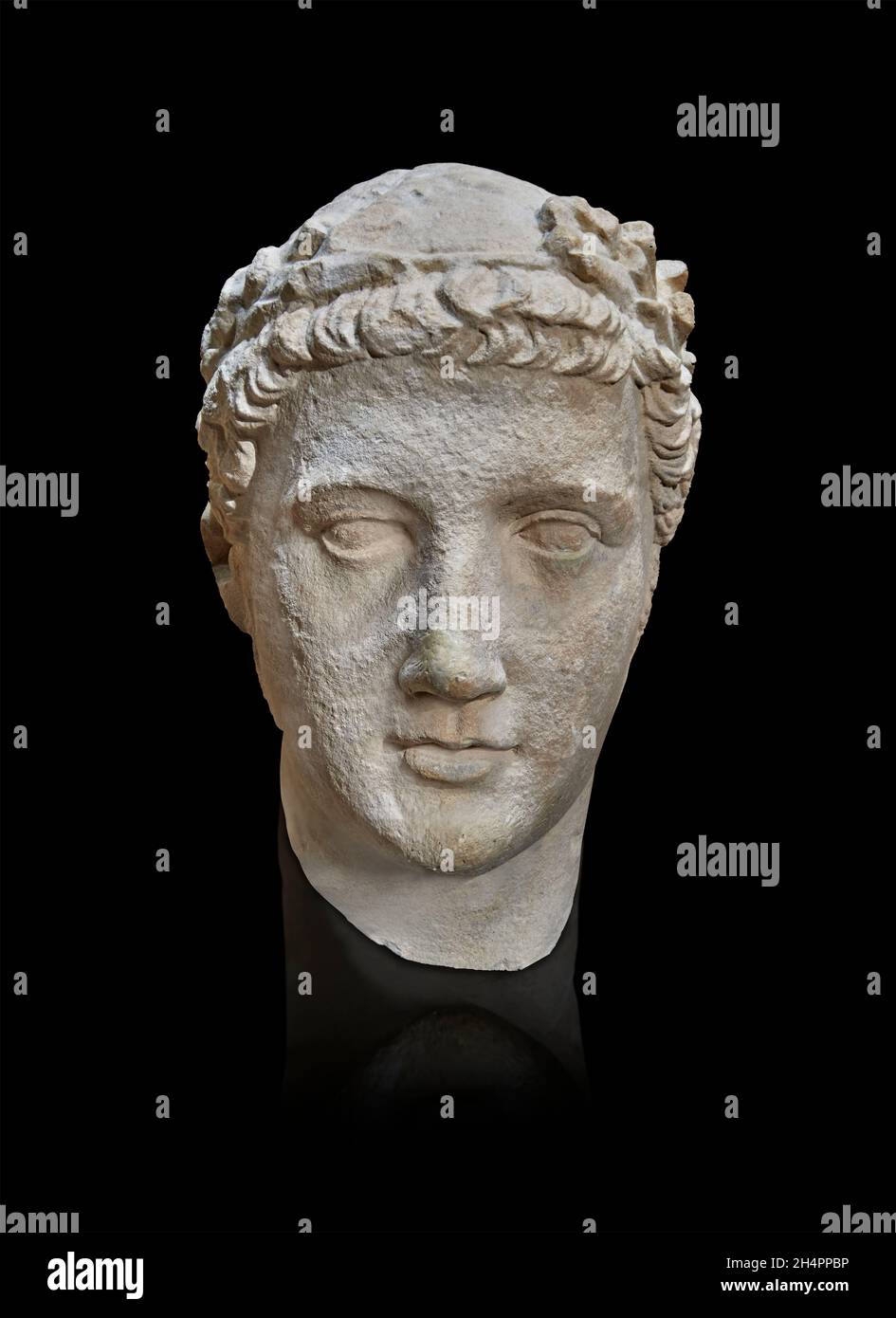 Scultura di una statua egizia romana di un giovane, ist c. AD, da Golgoi, calcare . Museo del Louvre inv AM3839. Foto Stock