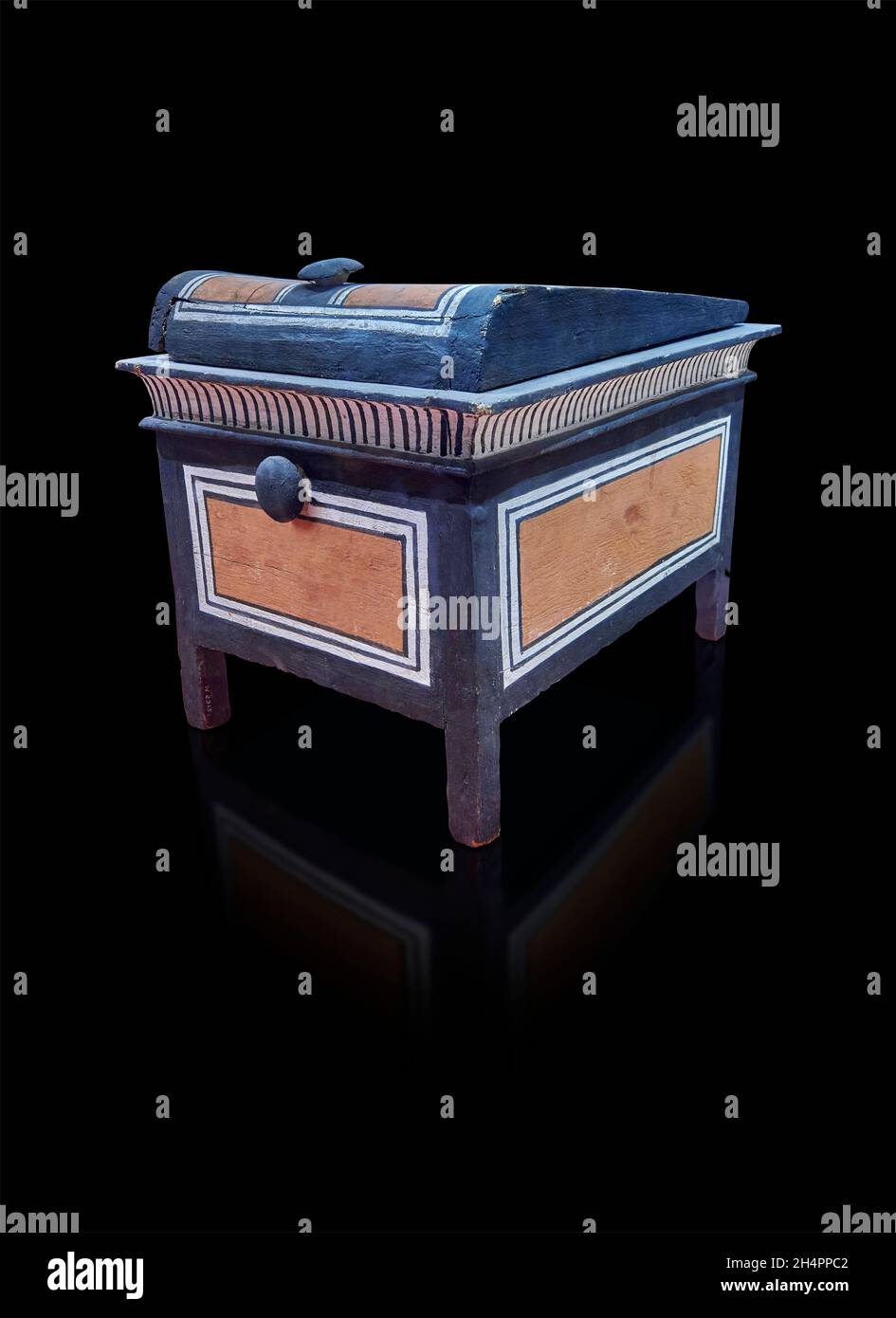 Antico petto egiziano con cornicione, gambe e coperchio a cupola, circa 1350 a.C., XVIII dinastia, legno dipinto. Museo del Louvre N2915. Nuovo Impero. Altezza: 41.5 cm; Foto Stock