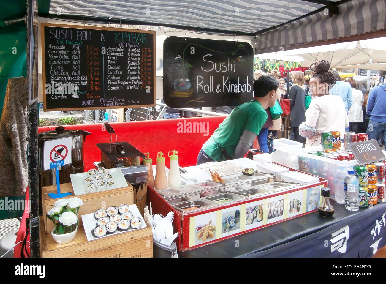 LONDRA, REGNO UNITO - Apr 12, 2014: Un tipico mercato di strada inglese a Londra per turisti e locali Foto Stock