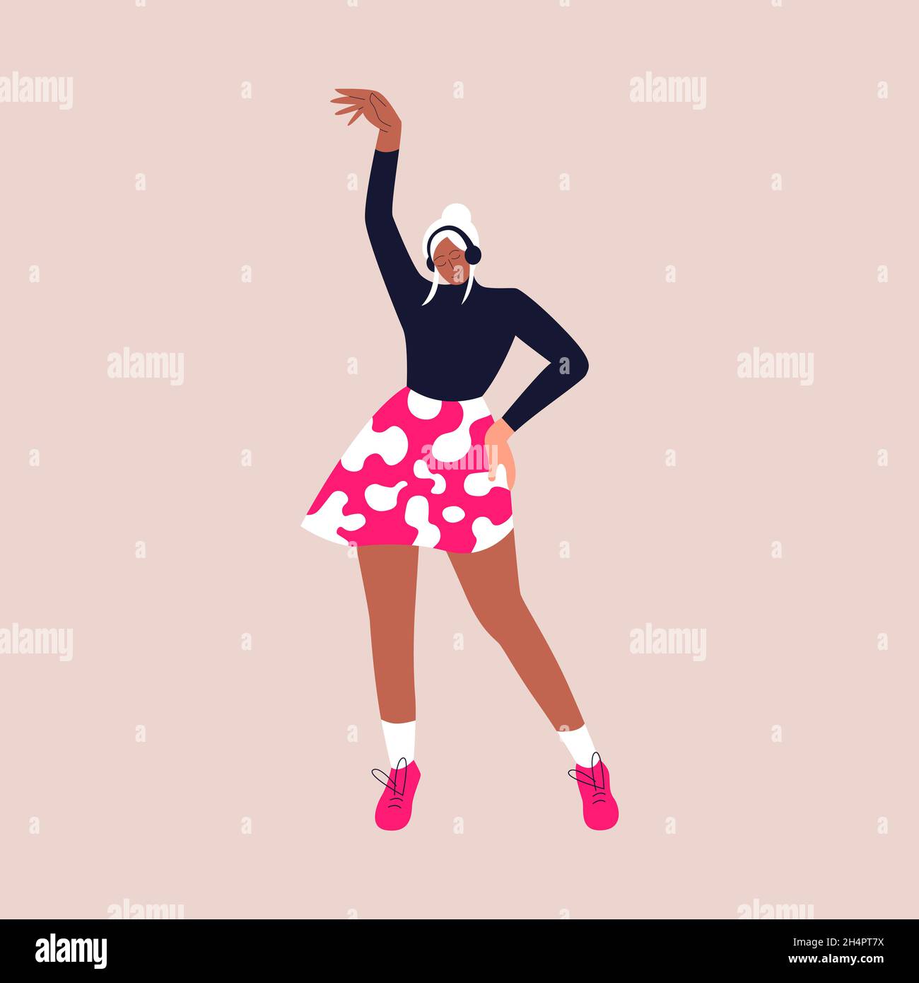 Una donna allegra in una gonna balla la musica mentre la ascolti con le cuffie. Personaggio fumetto femminile che balla con le mani in su dalla gioia Illustrazione Vettoriale