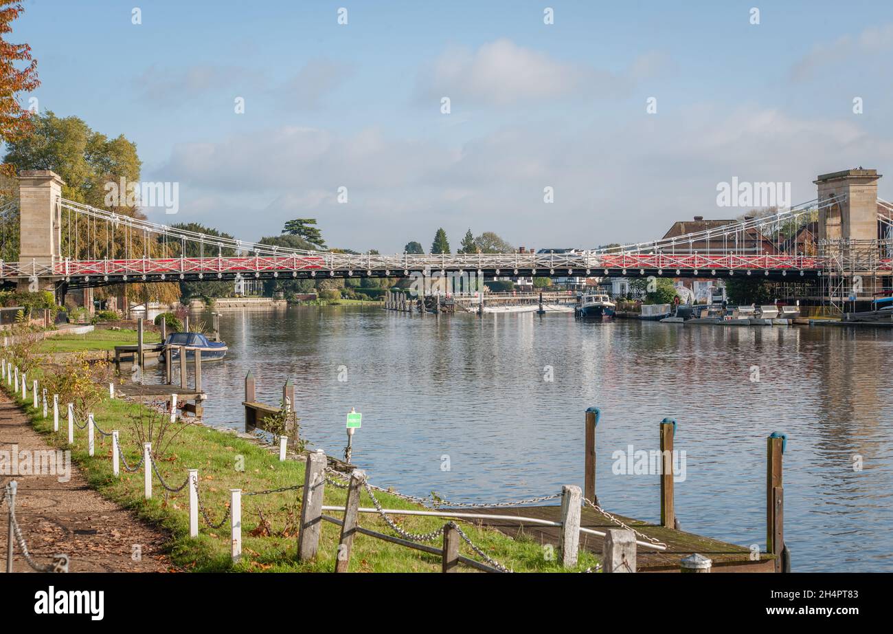 Marlow Bridge sul Tamigi tra la città di Marlow, Buckinghamshire e il villaggio di Bisham, Berkshire. Foto Stock