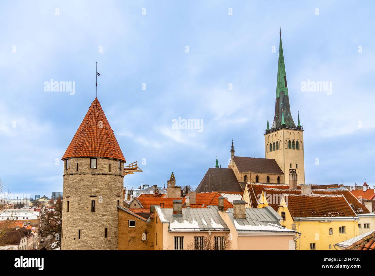 Città vecchia di Tallinn, vista sulla torre Stolting e la chiesa di Sant'OLAF, Estonia Foto Stock