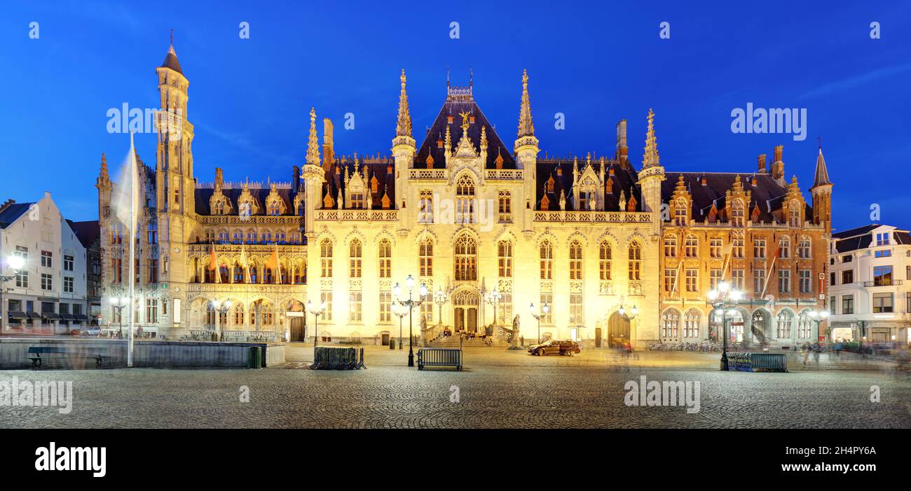 Corte Provinciale - Provinciaal Hof, luogo di mercato a Bruges, Belgio. Grote Markt Foto Stock