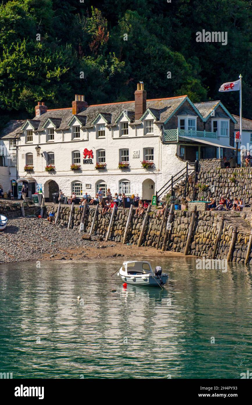 Red Lion Hotel a Clovelly un villaggio portuale che si affaccia sulla Baia di Bideford e il canale di Bristol nel Devon nord Inghilterra Regno Unito Foto Stock