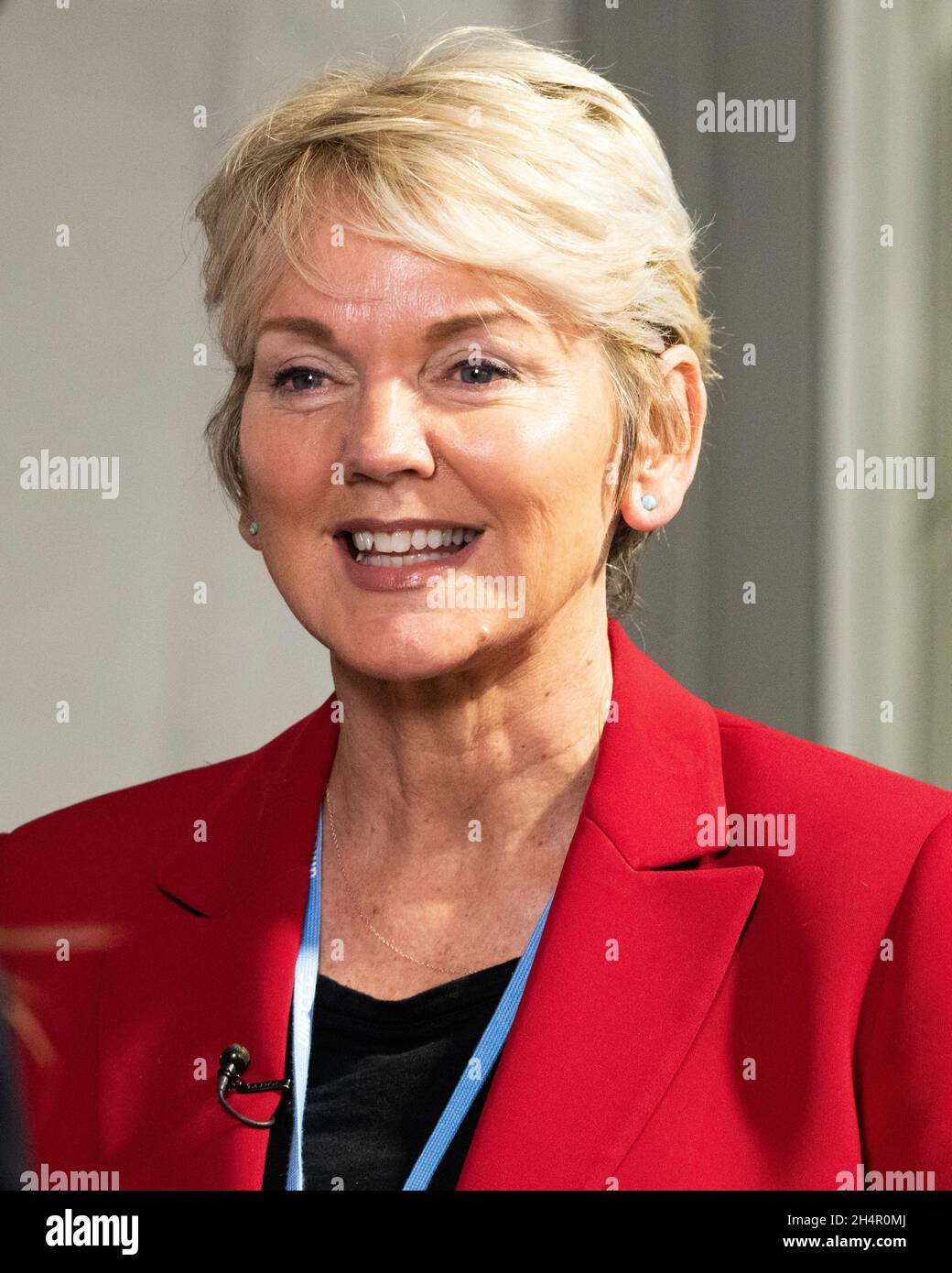 Glasgow, Scozia, Regno Unito. 4 novembre 2021. NELLA FOTO: Jennifer Granholm, Segretario dell'energia degli Stati Uniti ed ex Governatore del Michigan ha visto tra gli incontri alla Conferenza sul cambiamento climatico COP26. Jennifer Mulhern Granholm è un politico canadese-americano, avvocato, educatore, autore e commentatore politico che funge da sedicesimo segretario di energia degli Stati Uniti. Membro del Partito democratico, fu il quarantasettesimo governatore del Michigan dal 2003 al 2011. Credit: Colin Fisher/Alamy Live News Foto Stock