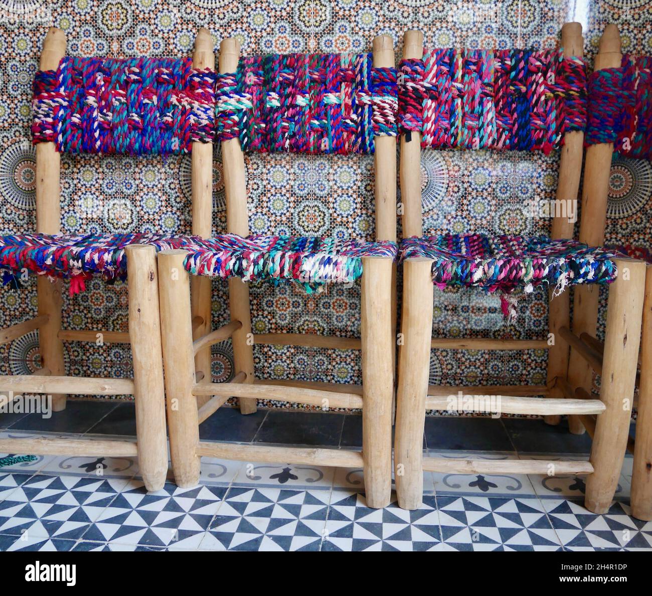 Primo piano delle tradizionali sedie marocchine artigianali con mosaico colorato in una casa berbera. Alte montagne dell'Atlante, Marocco. Foto Stock