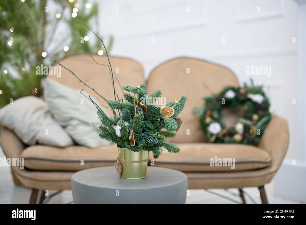 Bellissimo appartamento accogliente con un albero naturale di Natale decorato per Natale. Corona naturale di Natale. Interni scandinavi. Foto Stock