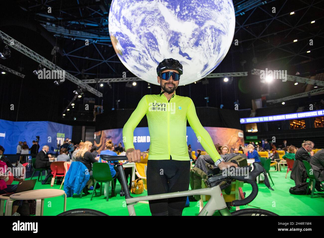 Glasgow, Scozia, Regno Unito. 4 novembre 2021. NELLA FOTO: Omar di Felice - ciclista italiana che ha fatto un giro in bicicletta da Milano a Glasgow per evidenziare i problemi del cambiamento climatico e mantenere vivo l'obiettivo di 0,5 gradi. Credit: Colin Fisher/Alamy Live News Foto Stock