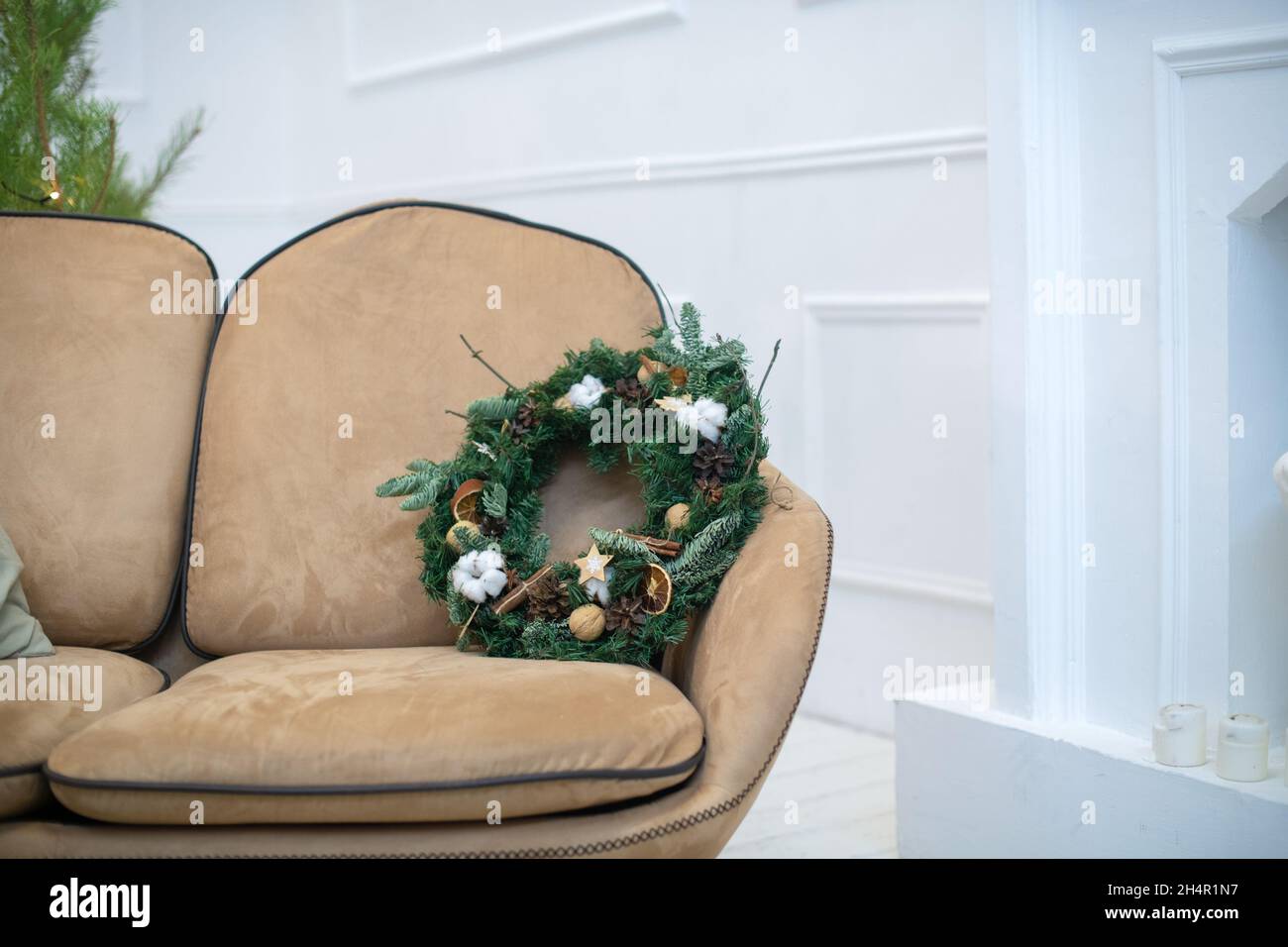 Bellissimo appartamento accogliente con un albero naturale di Natale decorato per Natale. Corona naturale di Natale. Interni scandinavi. Foto Stock