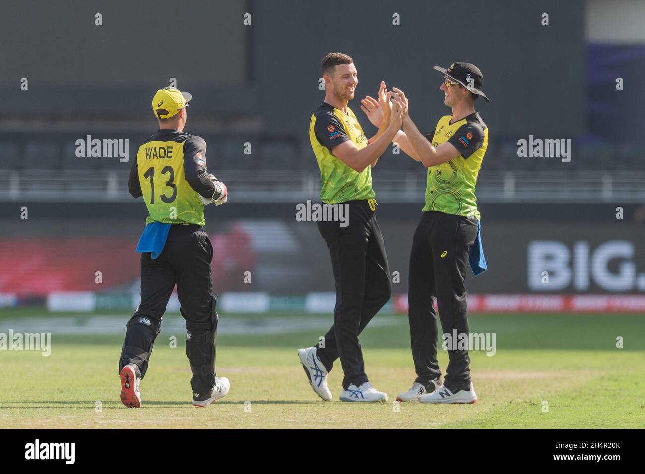 Dubai, Emirati Arabi Uniti, 4 novembre 2021. Australia festeggia il cricket di Mohammad Naim del Bangladesh durante la partita di Coppa del mondo ICC Mens T20 tra Australia e Bangladesh al Dubai International Cricket Stadium di Dubai, UAE, il 04 novembre 2021. Foto di Grant Winter. Solo per uso editoriale, licenza richiesta per uso commerciale. Nessun utilizzo nelle scommesse, nei giochi o nelle pubblicazioni di un singolo club/campionato/giocatore. Credit: UK Sports Pics Ltd/Alamy Live News Foto Stock