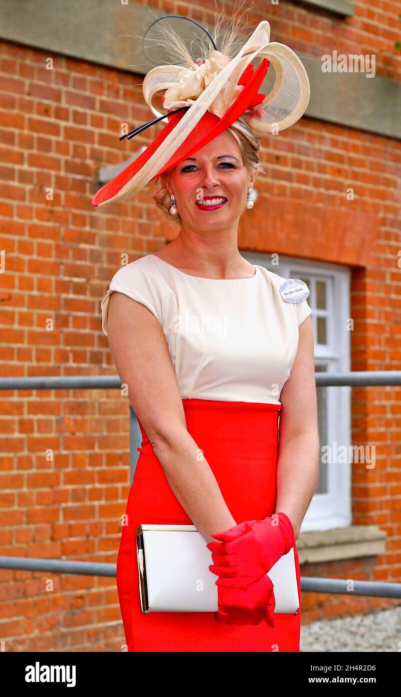 Donna vestita elegantemente va indossando una combinazione di rosso-bianco di classe al giorno delle Signore Foto Stock