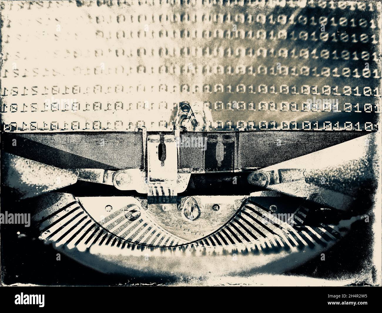 Montaggio di una macchina da scrivere con immagini sovrapposte in un tono mono con uno sfondo di codice binario Foto Stock
