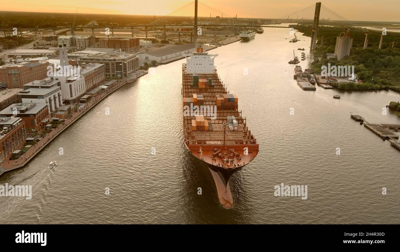 Una grande nave container lascia il porto di Savannah dopo aver effettuato il carico. Foto Stock