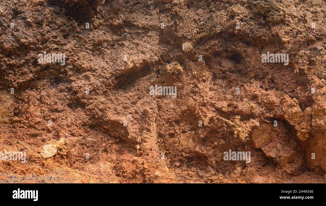 scultura terra di montagna suolo, tono di colore rosso, suolo ossidato e molto fertile terra rossa fondo di argilla, struttura, sfondo per la fotografia Foto Stock