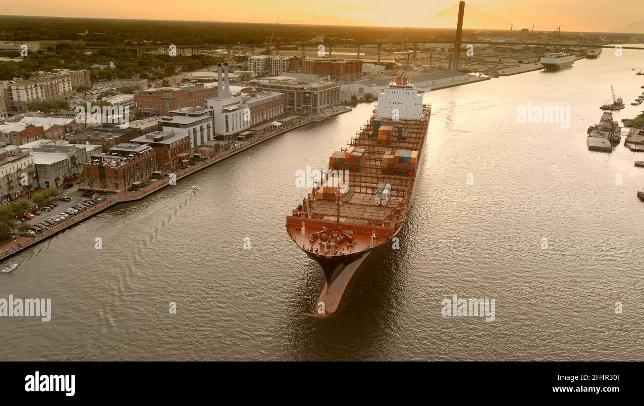 Una grande nave container lascia il porto di Savannah dopo aver effettuato il carico. Foto Stock