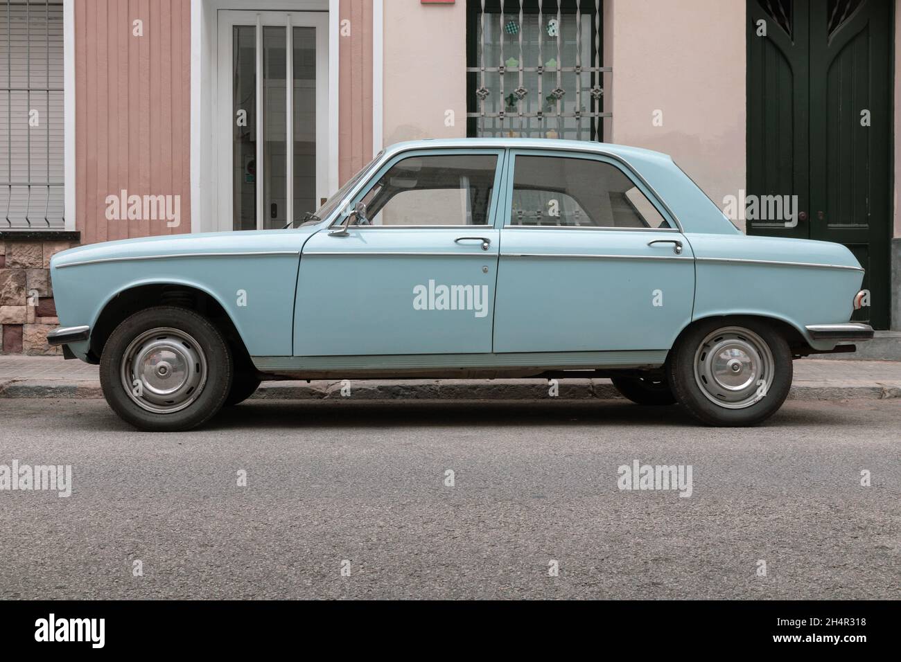 SABADELL, SPAGNA-9 APRILE 2021: 1965 Peugeot 204 Berline (o berlina), disegnata da Battista Pininfarina Foto Stock