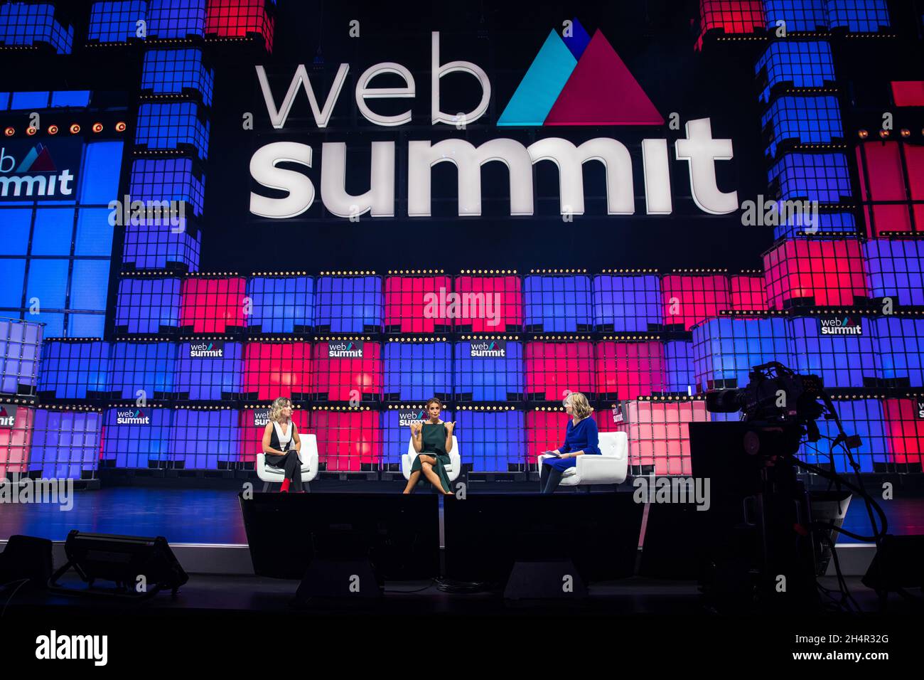 Lisbona, Portogallo. 03 novembre 2021. Sofia Nunes (L) Co-fondatore e responsabile della diversità, equità e inclusione di Mambu, Catarina Furtado (C) Ambasciatore delle Nazioni Unite, UNFPA e Charlotte Jee (R) staff Writer of MIT Tech Review visto sul palco, durante il terzo giorno del Web Summit al Parque das Nacoes a Lisbona. (Foto di Henrique Casinhas/SOPA Images/Sipa USA) Credit: Sipa USA/Alamy Live News Foto Stock Lisbona, Portogallo. 03 novembre 2021. Sofia Nunes (L) Co-fondatore e responsabile della diversità, equità e inclusione di Mambu, Catarina Furtado (C) Ambasciatore delle Nazioni Unite, UNFPA e Charlotte Jee (R) staff Writer of MIT Tech Review visto sul palco, durante il terzo giorno del Web Summit al Parque das Nacoes a Lisbona. (Foto di Henrique Casinhas/SOPA Images/Sipa USA) Credit: Sipa USA/Alamy Live News Foto Stock