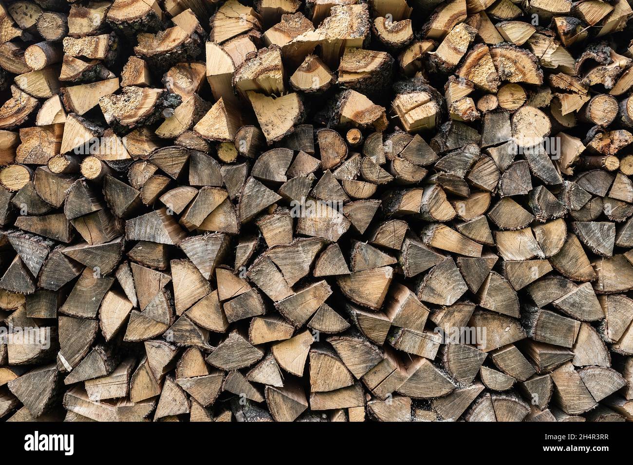 Sfondo di tronchi di legno lisci in legno. Taglia la tessitura del legno. Mucchio di legna da fuoco tritata preparato per l'inverno Foto Stock