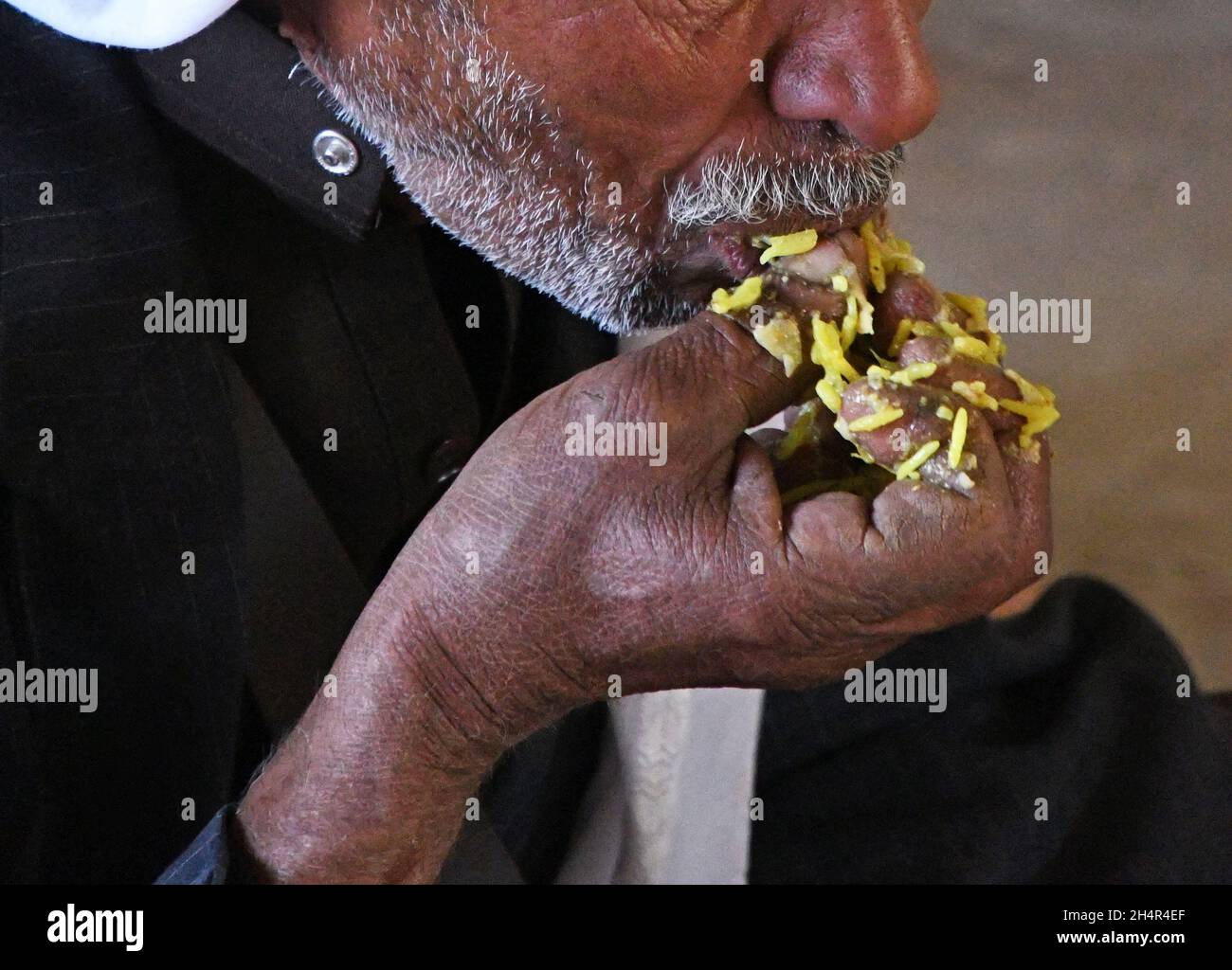 Beduin anziano - mangiare a mano technic Foto Stock