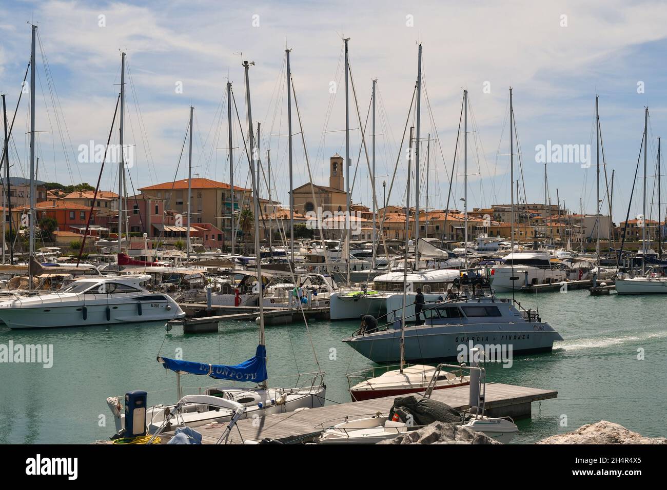 Un motoscafo della polizia Finanza Italiana che entra nel porto del villaggio di pescatori in estate, San Vincenzo, Livorno, Toscana, Italia Foto Stock