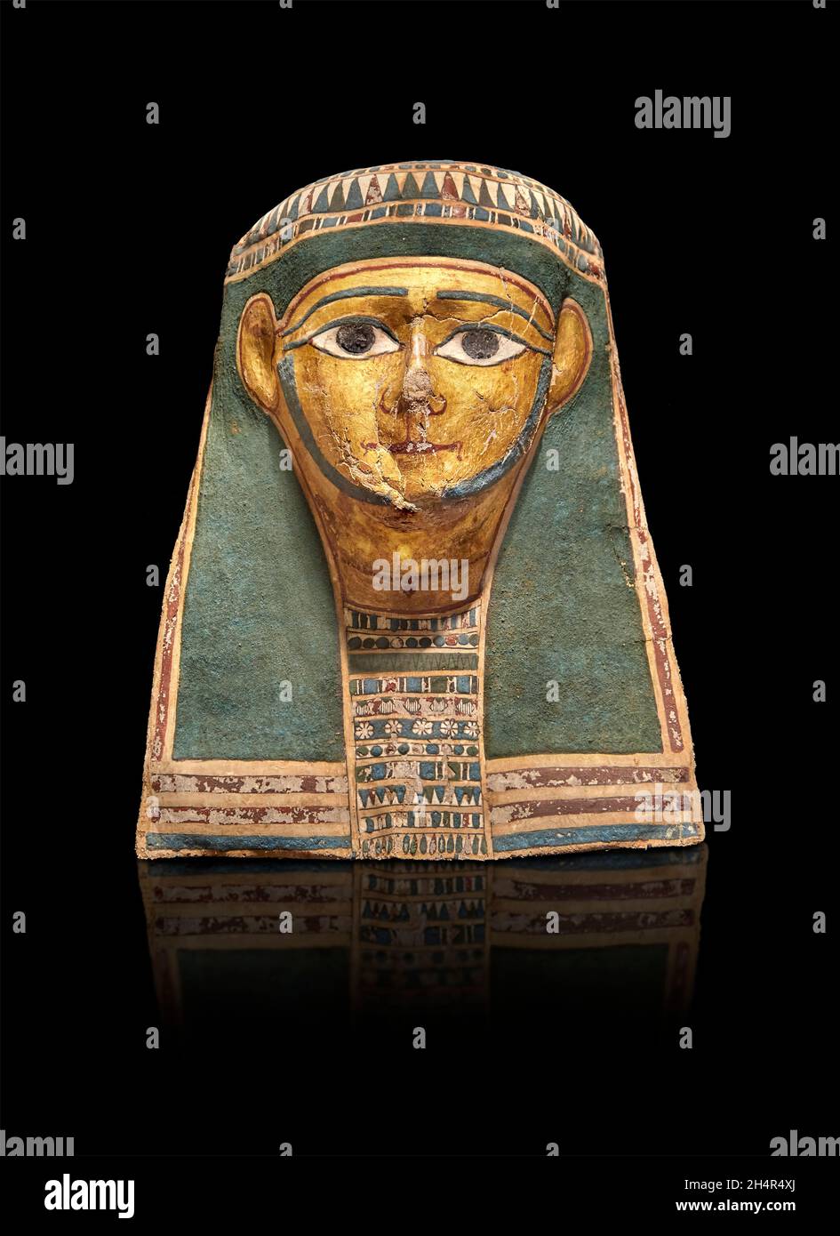 Maschera egiziana in mummia tolemaica, 332-30 a.C., legno dipinto, Museo del Louvre N2867. Uomo (archetto, collana di ousekh, collana di barba, amuleto del cuore). Altezza: 33 Foto Stock