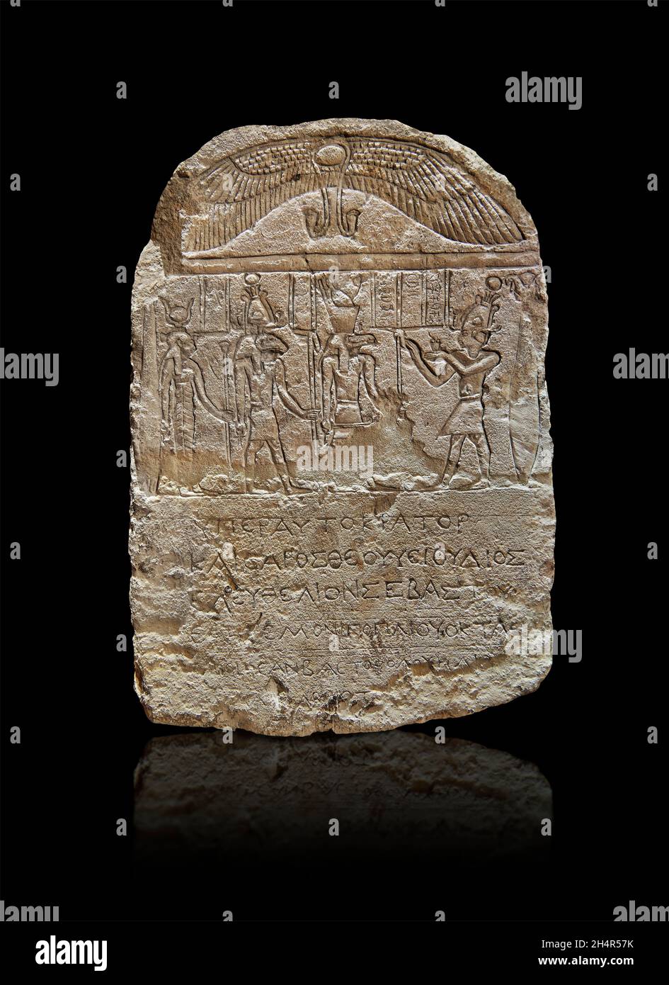 Stele egiziano romano dell'imperatore Augusto che fa un'offerta agli dei egiziani. Il Museo del Louvre E22039 o MG14704. Re (in piedi, corona atef, loinc Foto Stock