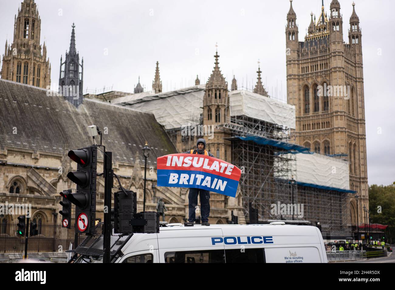 Londra, GB, 4 novembre 2021. Insultate il protestore britannico sul pulmino di polizia fuori dal Parlamento. Credit David Garcia/Alamy Live News Foto Stock