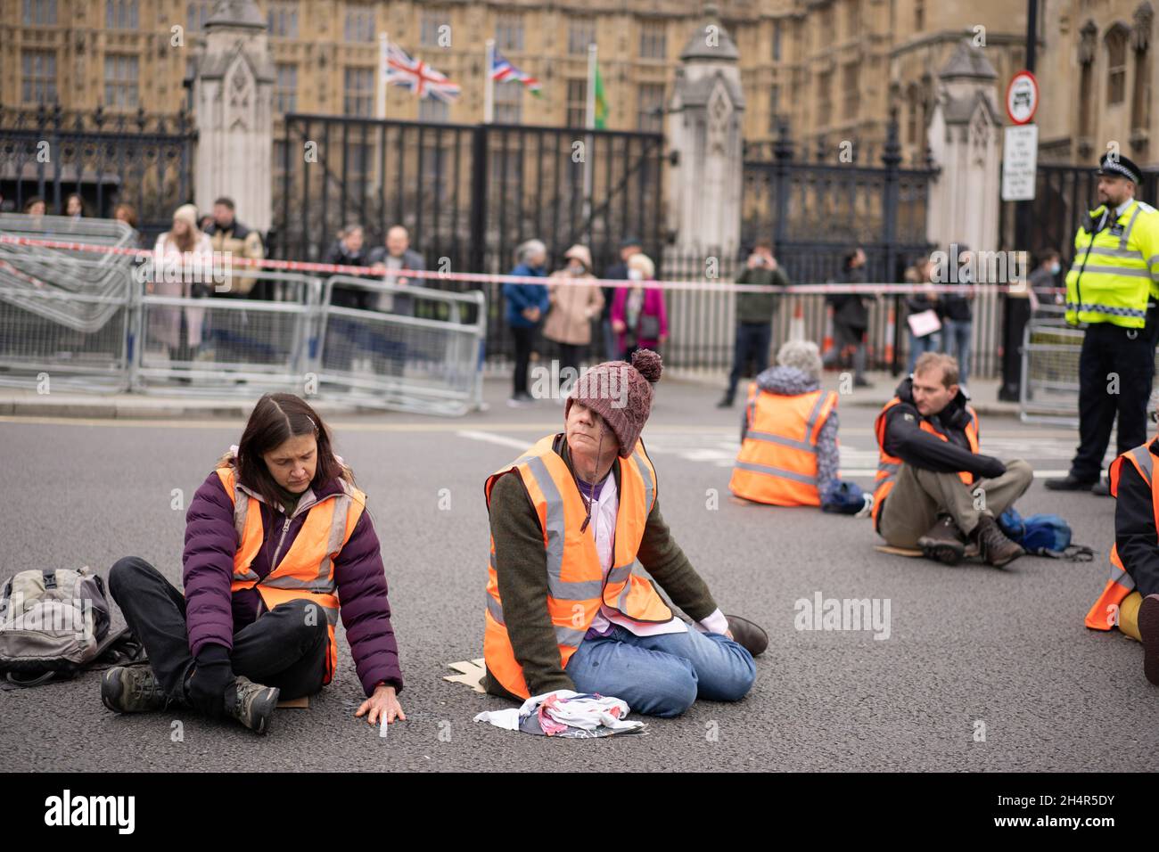 Londra, GB, 4 novembre 2021. Isolare i manifestanti britannici incollati alla strada fuori dal Parlamento. Credit David Garcia/Alamy Live News Foto Stock