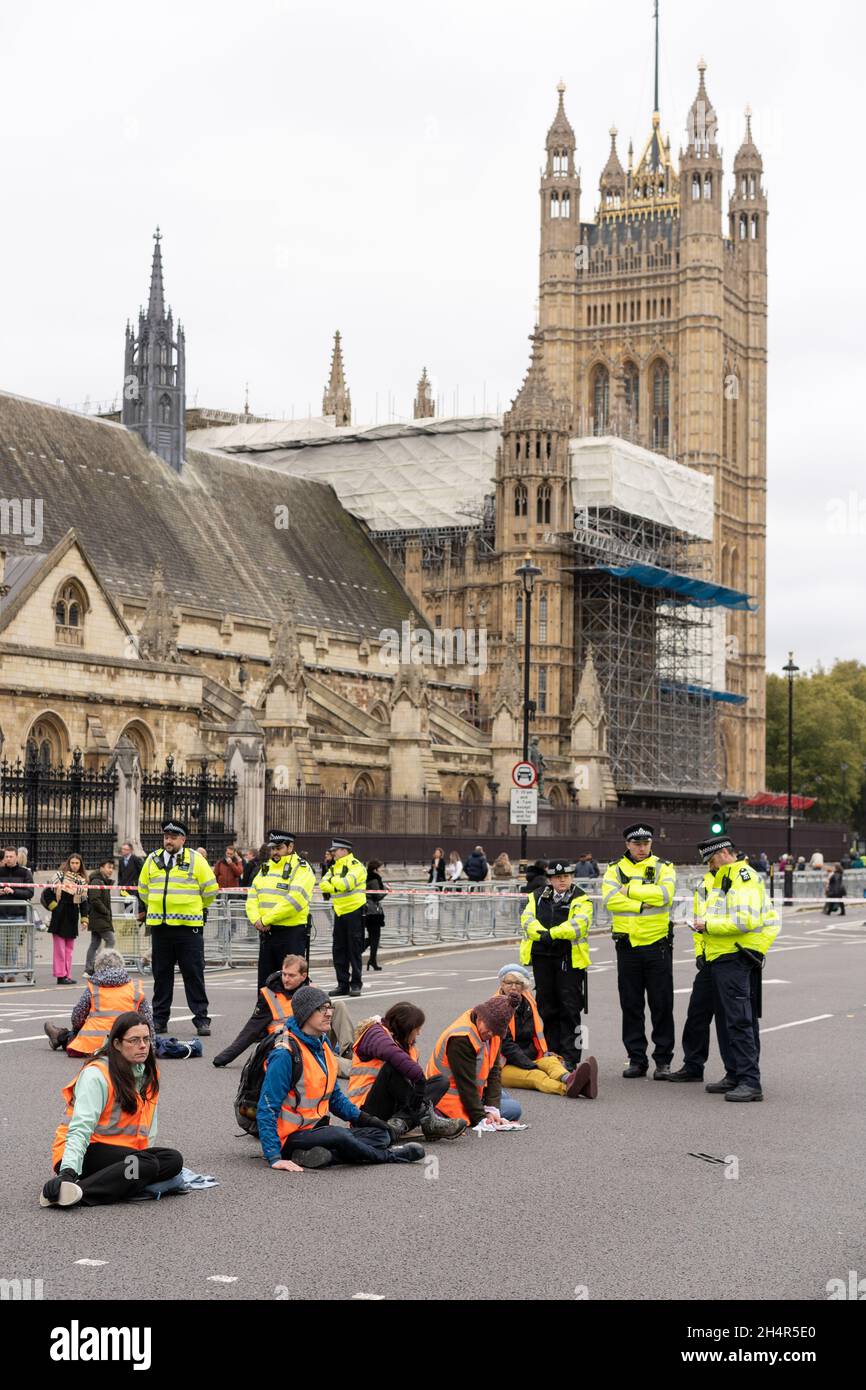 Londra, GB, 4 novembre 2021. Isolare i manifestanti britannici incollati alla strada fuori dal Parlamento. Credit David Garcia/Alamy Live News Foto Stock