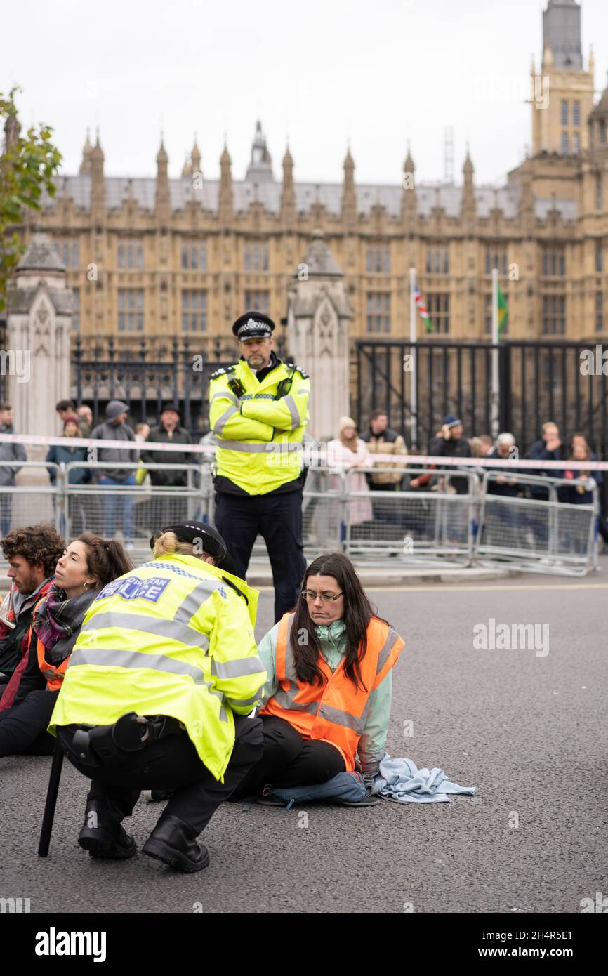 Londra, GB, 4 novembre 2021. Isolare il protestore britannico incollato alla strada al di fuori del Parlamento. Credit David Garcia/Alamy Live News Foto Stock