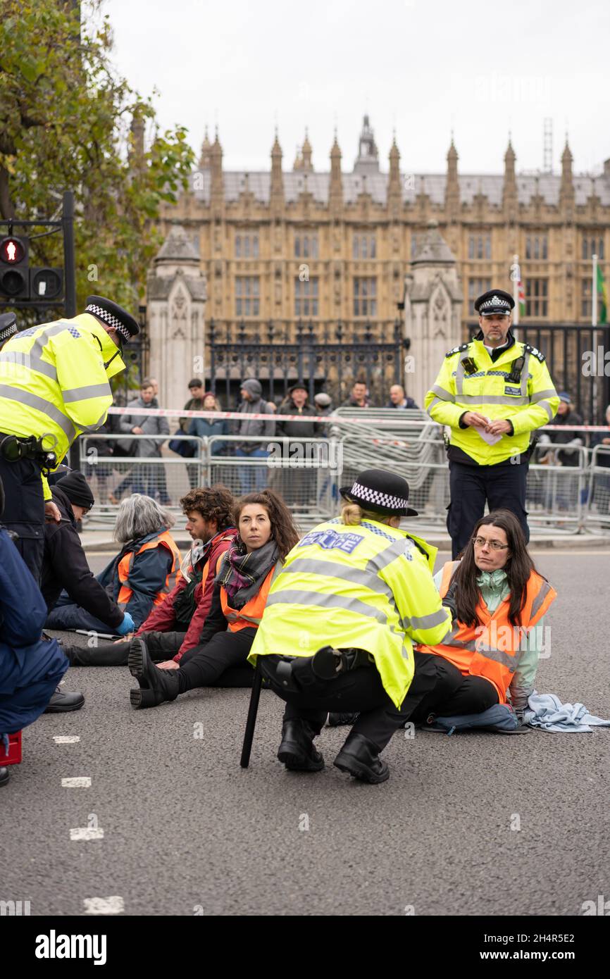 Londra, GB, 4 novembre 2021. Isolare i manifestanti britannici incollati alla strada fuori dal Parlamento. Credit David Garcia/Alamy Live News Foto Stock