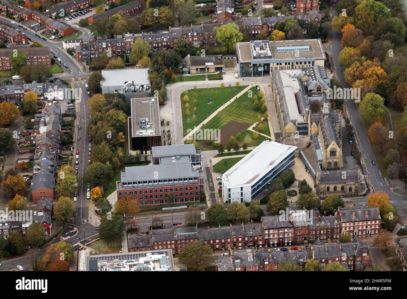 Vista aerea da est di varie facoltà e dipartimenti della Leeds University, tra cui Law, Business School e Gryphon Sports Center Foto Stock