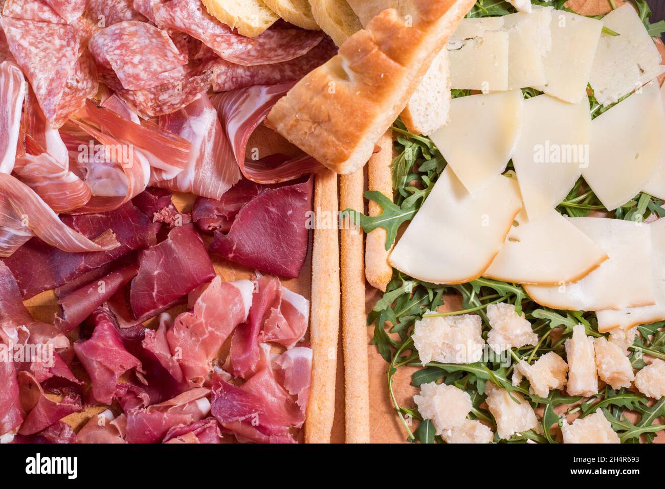 Sheffield, 29 gennaio 2018 – un delizioso piatto freddo di carni secche miste e formaggi con olive da pane e razzo per insalate a Veeno Foto Stock