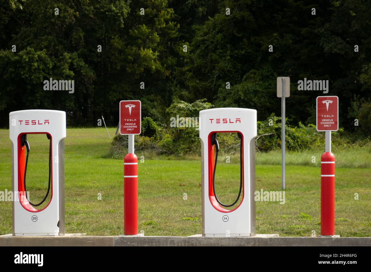 Stazione di ricarica per veicoli Tesla solo sull'interstate 95 nel Connecticut Foto Stock