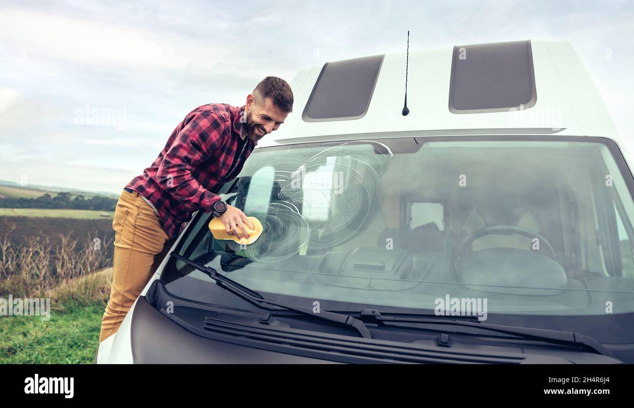Uomo pulizia camper furgone vetro esterno Foto Stock