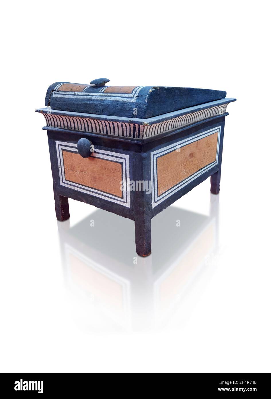Antico petto egiziano con cornicione, gambe e coperchio a cupola, circa 1350 a.C., XVIII dinastia, legno dipinto. Museo del Louvre N2915. Nuovo Impero. Altezza: 41.5 cm; Foto Stock