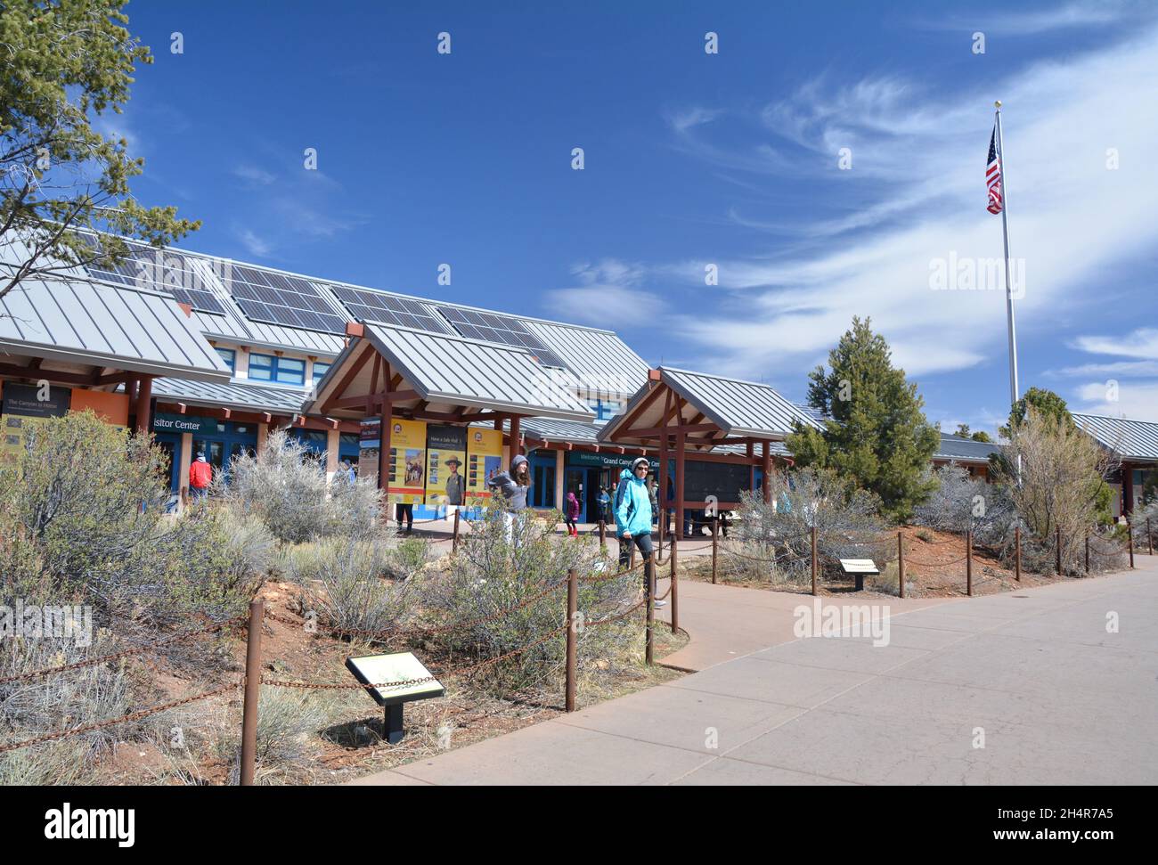 Grand Canyon Village, Arizona, USA - 25 MARZO 2018 : i turisti visitano il Grand Canyon Visitor Center dal Grand Canyon South Rim in Arizona, USA. Foto Stock