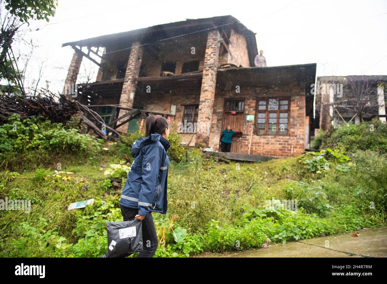 (211104) -- LEIYANG, 4 novembre 2021 (Xinhua) -- Hu Xia è sulla sua strada per consegnare i pacchetti nel villaggio di Jinping della città di Huangshi a Leiyang, provincia centrale della Cina Hunan, 3 novembre 2021. HU Xia è una deliverywoman post-90 che fornisce il servizio di consegna per quattro villaggi nella città di Huangshi. Negli ultimi sette anni, il numero di ordini di consegna nelle aree rurali locali è aumentato da meno di 10 al giorno a più di 200. Oltre a consegnare i pacchetti, Hu aiuta anche gli abitanti del villaggio a vendere germogli di bambù, uova e altre specialità agricole attraverso il negozio online. La sua stazione di consegna è diventata una delle più importanti Foto Stock