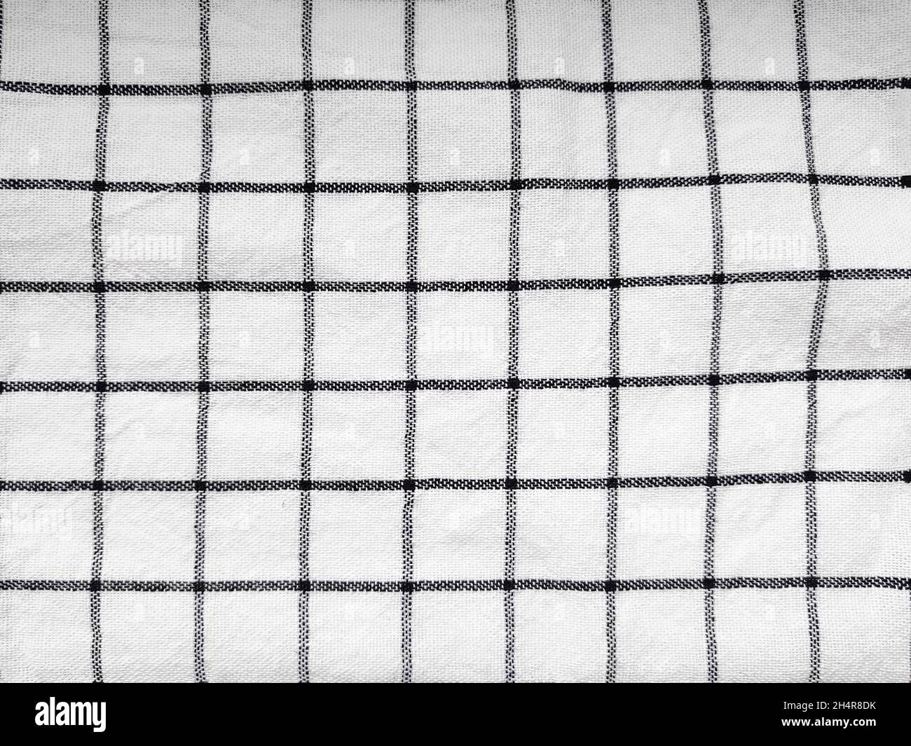 Tovaglia a scacchi o asciugamano. Nero con motivo quadrato bianco come sfondo Foto Stock