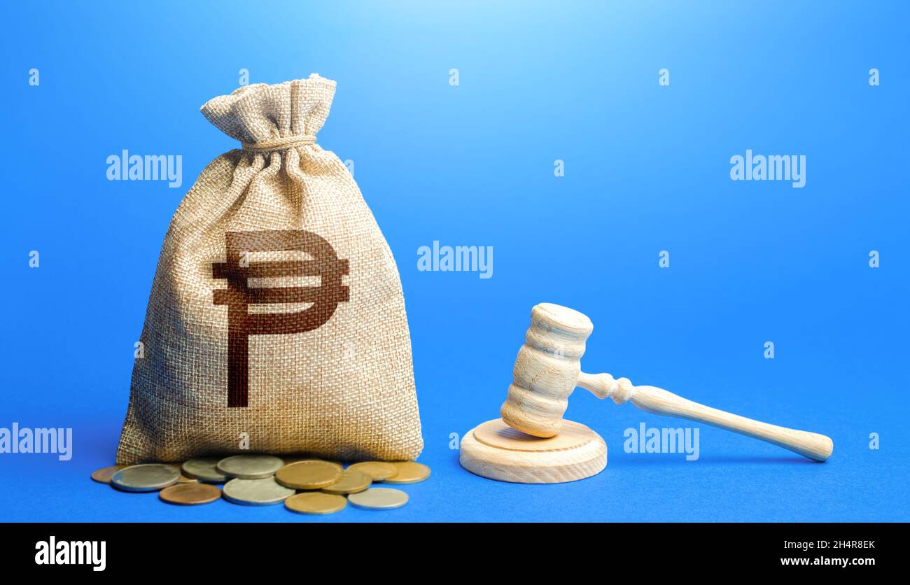 Borsa di denaro del peso filippino e gavel del giudice. Contenzioso, risoluzione delle controversie, risoluzione dei conflitti di interesse. Giustizia. Servizi legali. Protezione di Foto Stock