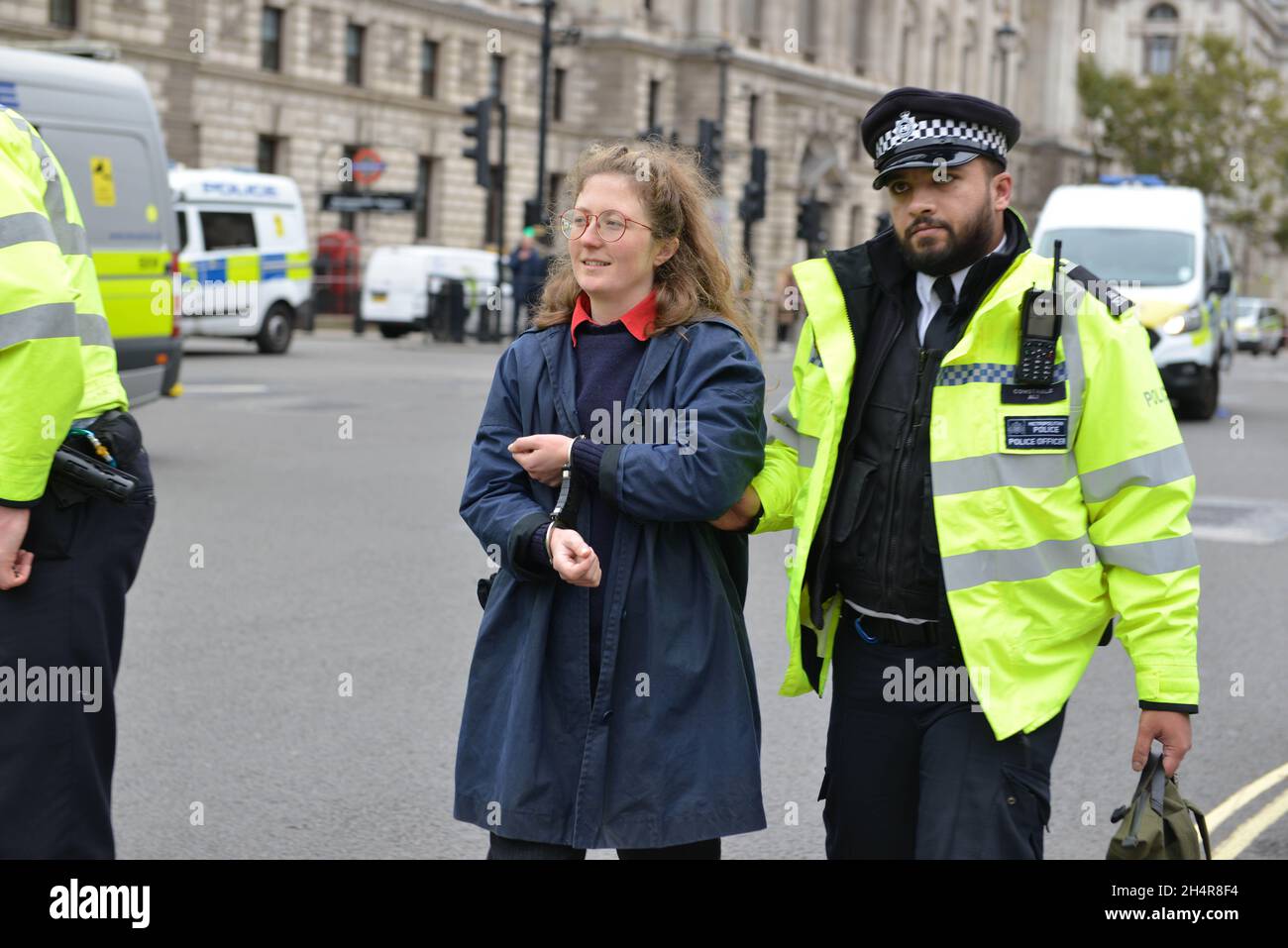 Londra, Regno Unito. 4 novembre 2021. La polizia fa un arresto durante la protesta. Isolare gli attivisti britannici bloccano le strade intorno al Parlamento incollandosi sulle strade. Credit: Thomas Krych/Alamy Live News Foto Stock