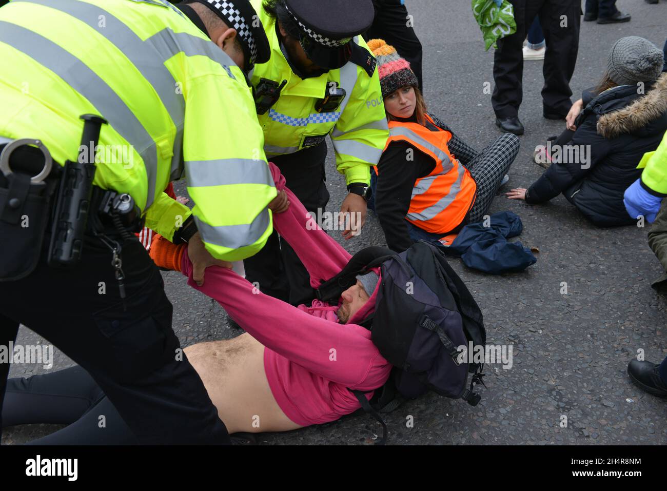 Londra, Regno Unito. 4 novembre 2021. La polizia fa un arresto durante la protesta. Isolare gli attivisti britannici bloccano le strade intorno al Parlamento incollandosi sulle strade. Credit: Thomas Krych/Alamy Live News Foto Stock