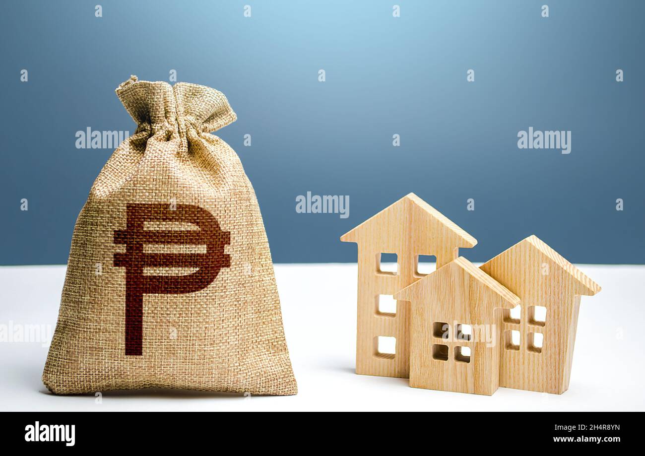 Borsa di denaro del peso filippino ed edifici residenziali. Bilancio comunale. Tassa di soggiorno. Investimenti immobiliari. Costi di assistenza e manutenzione. Foto Stock