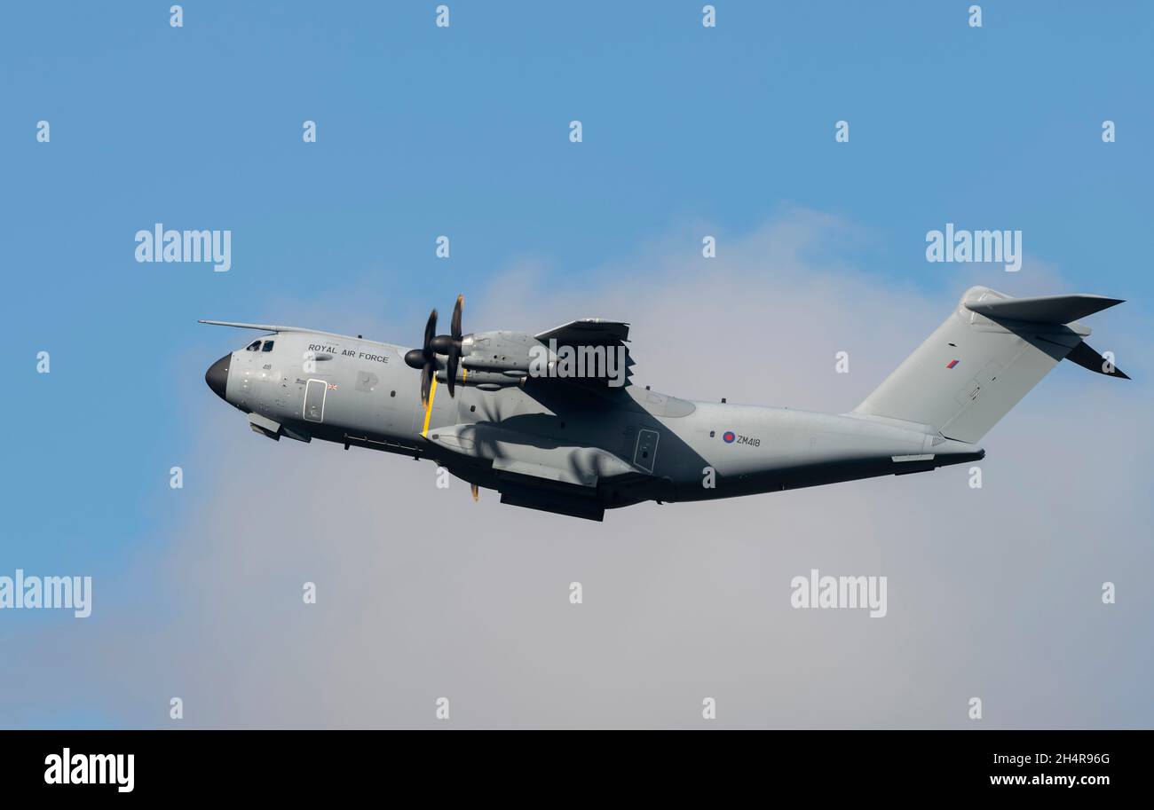 RAF A400M Atlas ZM418, pratica gli approcci mancati all'aeroporto di Welshpool Foto Stock