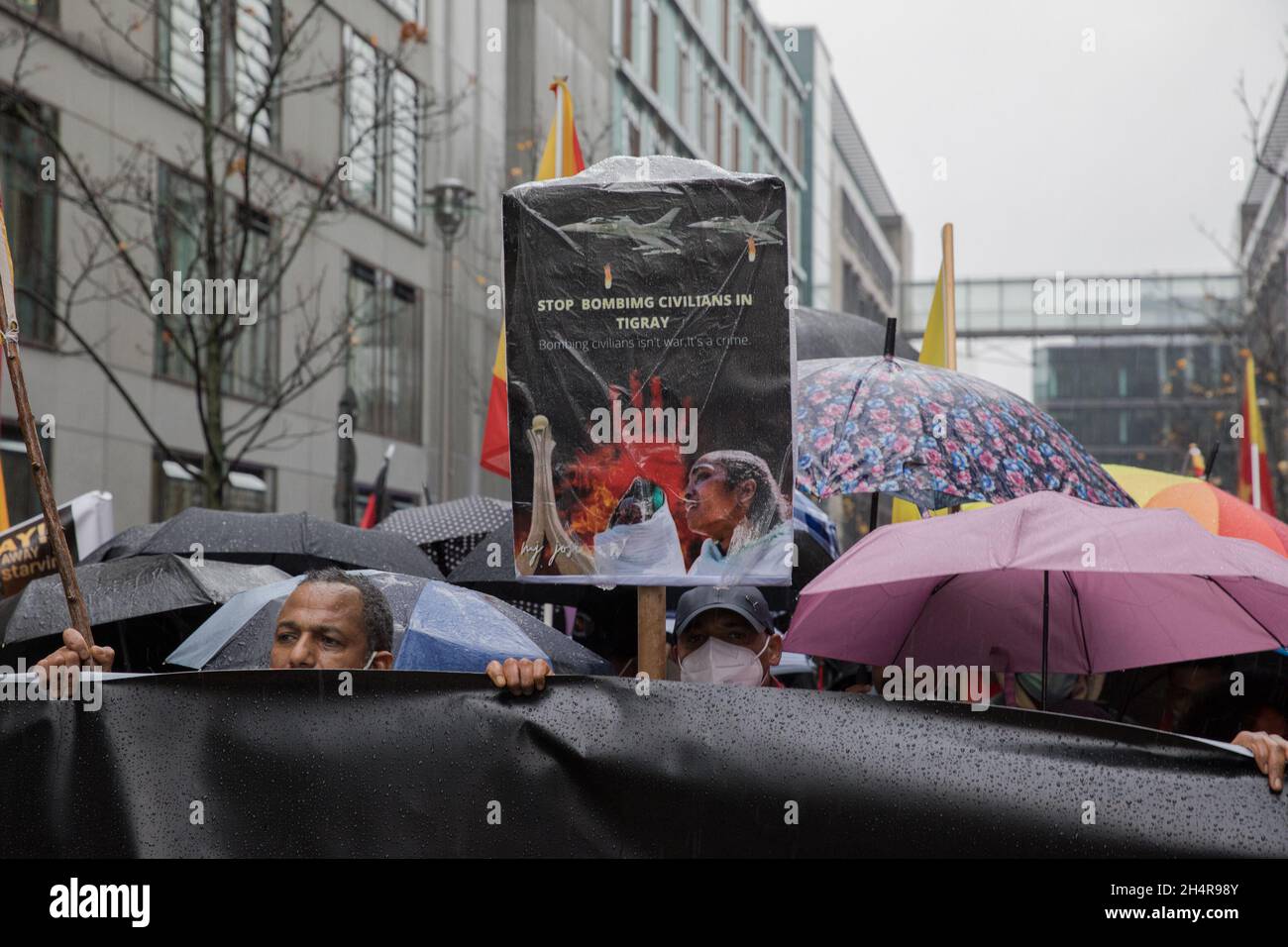 Berlino, Germania. 4 novembre 2021. Smetta di bombardare civili nel segno Tigray a Berlino, Germania, il 04 novembre 2021. (Foto di Michael Kuenne/PRESSCOV/Sipa USA) Credit: Sipa USA/Alamy Live News Foto Stock